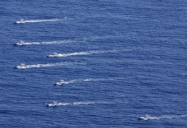Equipes de resgate buscando por vítimas de naufrágio no Japão (Reprodução/Kyodo News)
