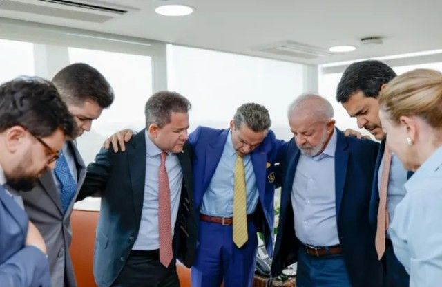 Gleisi Hoffman publicou foto de oração durante encontro de Lula e Messias com evangélicos | Reprodução