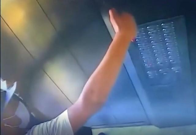 Ladrões tiram ''selfie'' em elevador após assalto
