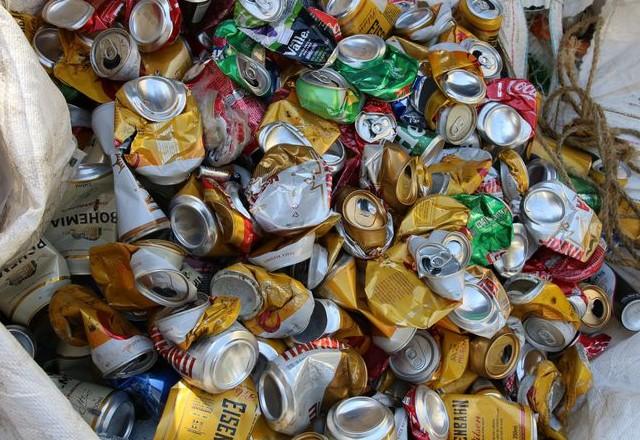 Latas de alumínio recolhidas para serem destinadas à reciclagem
