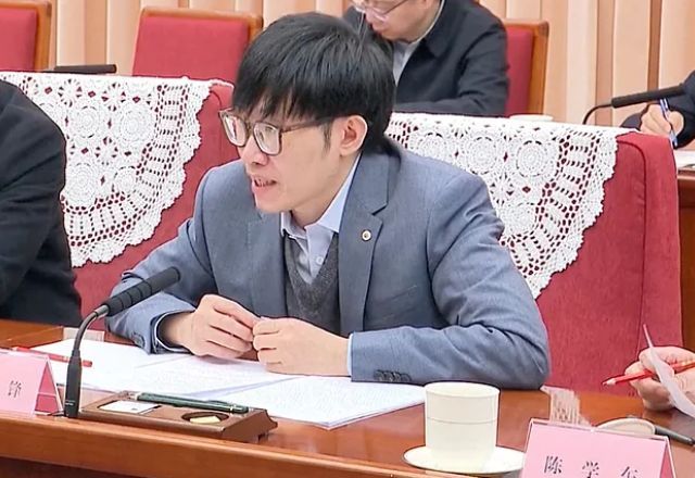 Liang Wengfeng criador da DeepSeek causou no mercado de tecnologia com sua IA eficiente e de baixo custo | Reprodução/CCTV