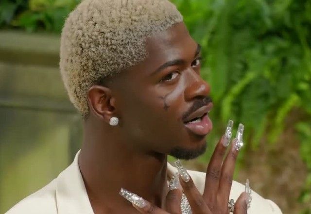 Lil Nas X foi flagrado andando seminu pelas ruas de Los Angeles