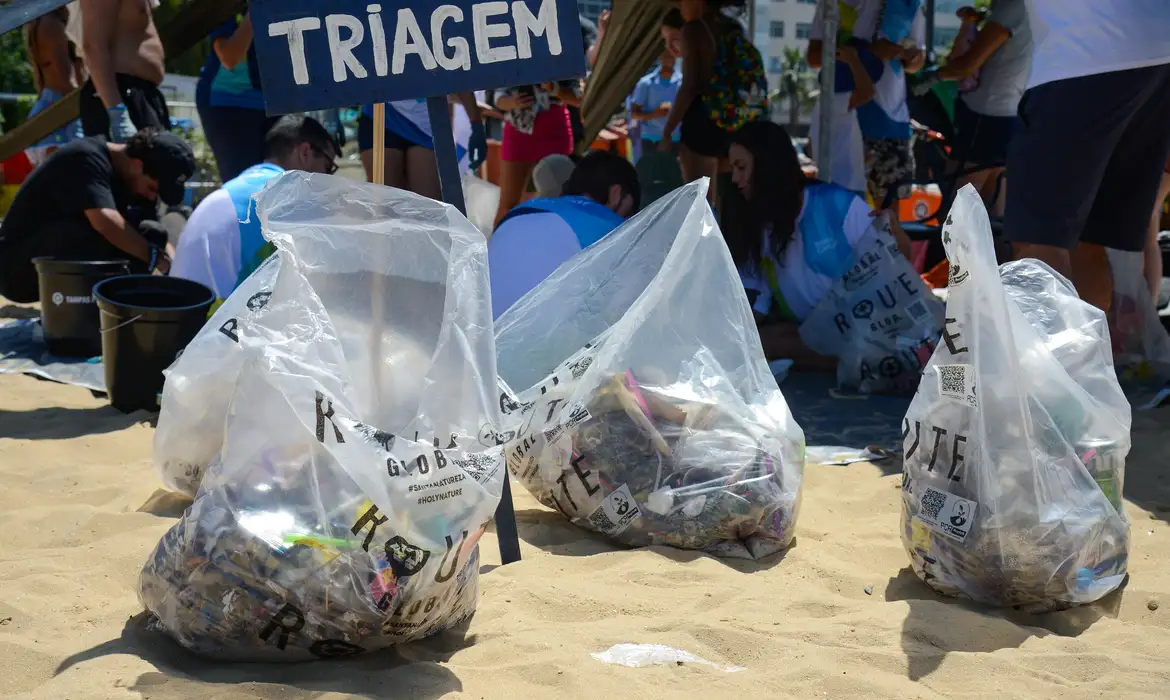 Praias de cinco estados terão mutirões de limpeza neste mês