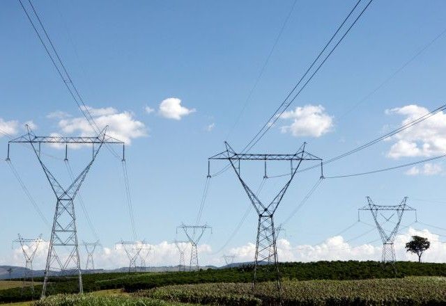 Linhas de transmissão de energia em Santo Antônio do Jardim | 06/02/2014/Reuters/Paulo Whitaker