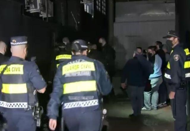 Local fechado tinha pelo menos 120 pessoas, sendo destas 15 estavam sem máscaras; Estabelecimento deve ser multado em até R$ 200 mil | SBT
