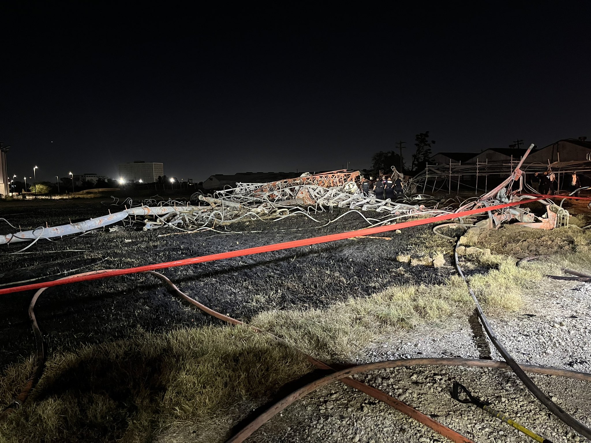 Local onde helicóptero colidiu com antena de rádio | Reprodução/X Houston Fire
