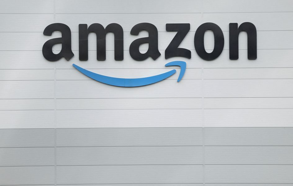Logotipo da Amazon do lado de fora de seu centro de distribuição no Baldonnell Business Park, em Dublin, Irlanda, em 28 de outubro de 2025 | Reuters/Damien Eagers