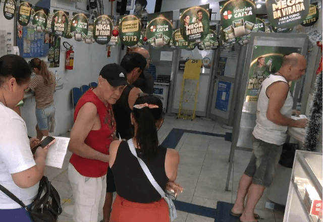 Lotérias registram longas filas na expectativa pelo prêmio da Mega da Virada | SBT