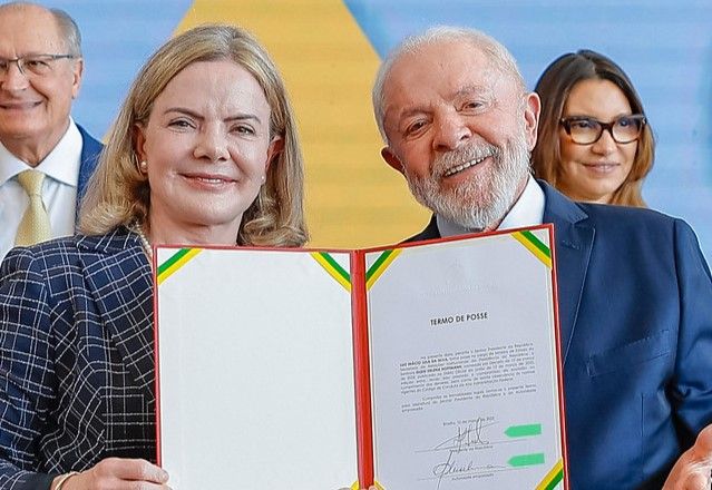 "Por isso que eu coloquei essa mulher bonita para ser ministra das Relações Institucionais. É que eu não quero mais ter distância com vocês", disse Lula | Ricardo Stuckert/PR