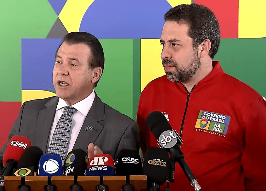 Luiz Marinho e Boulos em coletiva de imprensa para detalhar projeto de lei do governo Lula (PT) sobre fim da escala 6x1 enviado à Câmara | Reprodução/CanalGov