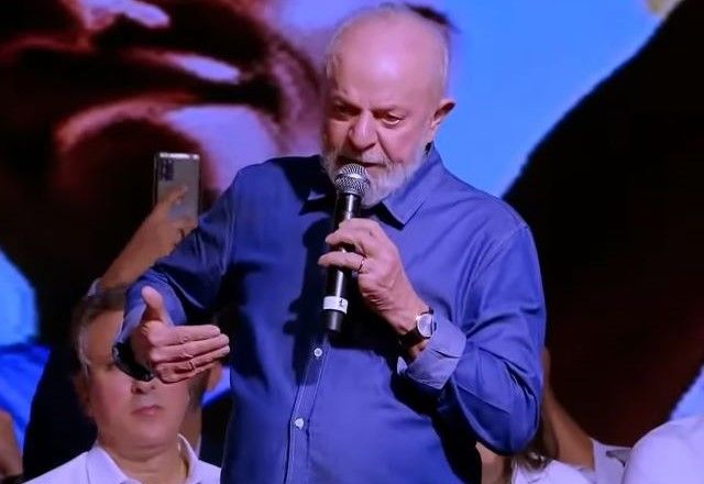 Lula diz que não tem que "prestar contas" a "ricaço" ou "banqueiro", mas ao povo "pobre" e "trabalhador" Lula diz que não tem que "prestar contas" a "ricaço" ou "banqueiro", mas ao povo "pobre" e "trabalhador"