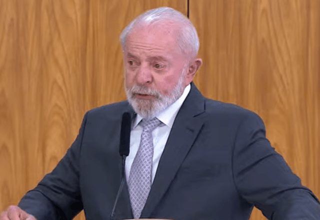 "A única coisa que posso dizer é que nesse país, no tempo em que eu governo o Brasil, todas as pessoas têm presunção de inocência", diz Lula | Reprodução YouTube