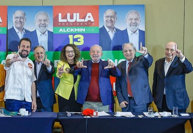 Lula, Boulos, Cristovam Buarque, Luciana Genro, Henrique Meirelles e João Goulart Filho fazem 'L' com a mão, lado a lado (Ricardo Stuckert)