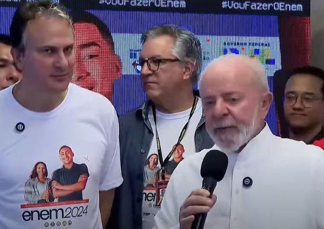 Lula visita sala de situação do Enem e deseja "bom humor e fé em Deus" a inscritos