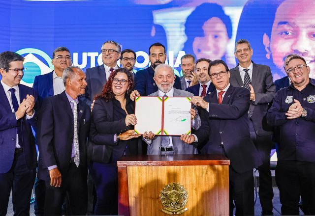 Presidente da República, Luiz Inácio Lula da Silva, durante assinatura de Mensagem de Envio ao Congresso Nacional do Projeto de Lei de Regulamentação do Trabalho por Aplicativos de Transporte de Pessoas. Foto: Ricardo Stuckert / PR