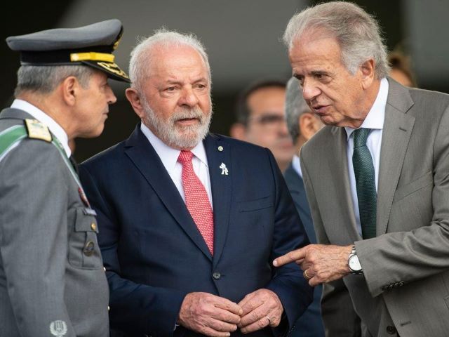Lula almoça com generais na quinta-feira (18) e prepara discurso conciliador após condenações