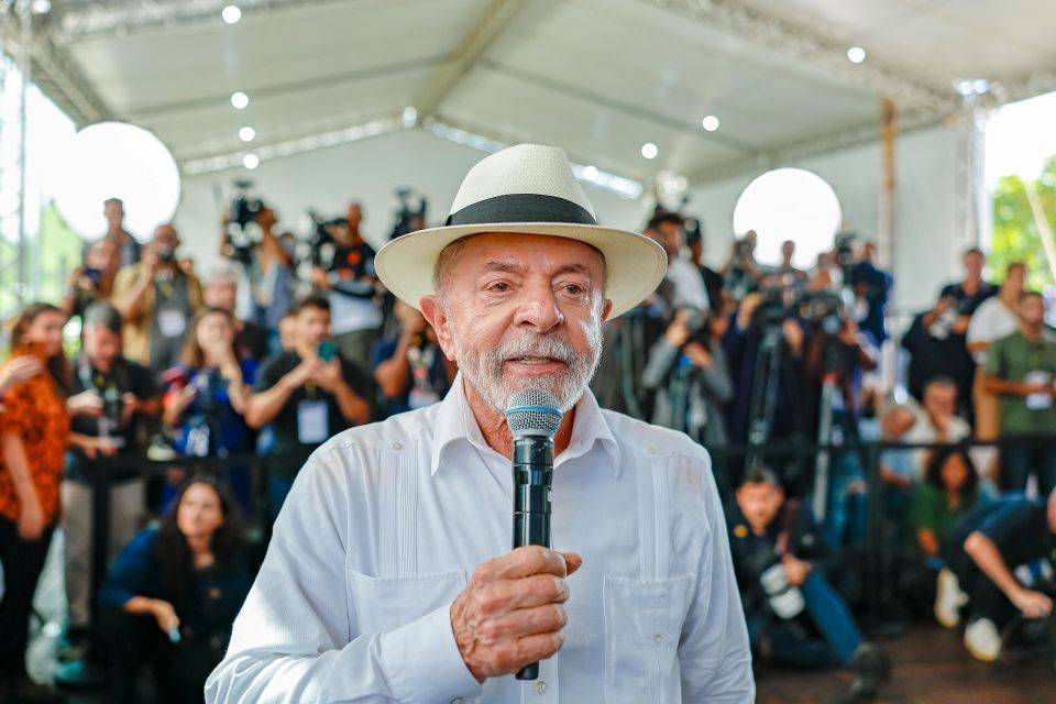 Lula passa por radioterapia após remoção de câncer de pele Lula passa por radioterapia após remoção de câncer de pele