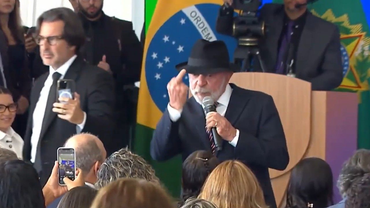 Lula mostra o dedo do meio durante evento do governo Lula mostra o dedo do meio durante evento do governo