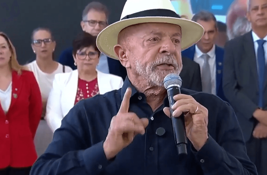 Imagem da notícia: Lula ataca família Bolsonaro e chama Flávio de imbecil