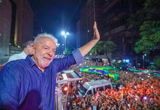 Lula acena para apoiadores (Ricardo Stuckert)