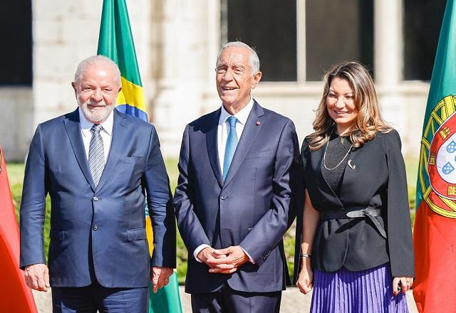 Lula ao lado de Marcelo Rebelo e Janja, próximo às bandeiras do Brasil e Portugal (Ricardo Stuckert)