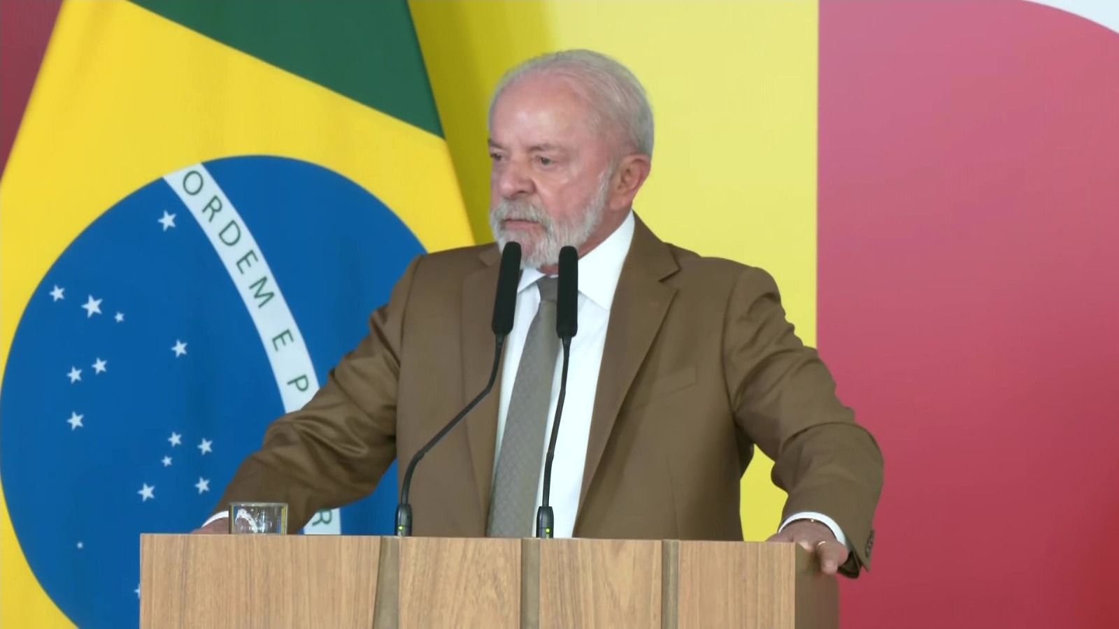 Lula aposta em terno marrom para coletiva em Brasília. | Reprodução
