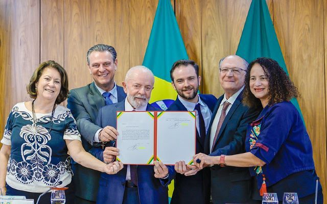 Lula assina MP que amplia crédito para empresas do Rio Grande do Sul pelo contexto das enchentes | Foto: Ricardo Stucker/PR.jpg