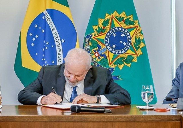 Lula assina documento em reunião com representantes da Sérvia | Foto: Ricardo Stuckert/PR