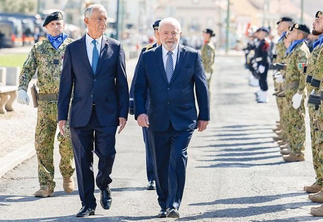 Lula caminha ao lado do presidente de Portugal e próximo a militares (Ricardo Stuckert)