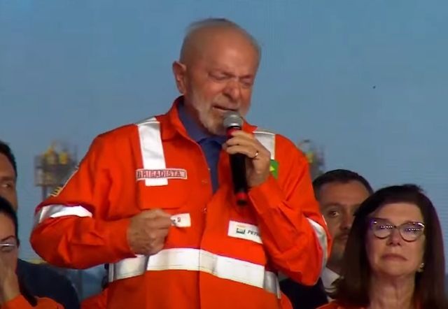 Lula chora ao lembrar de prisão e ataca Moro e Lava Jato: 'juiz insignificante e quadrilha'