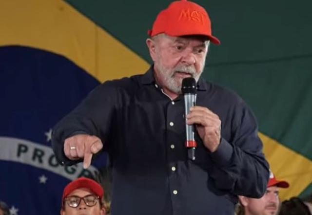 Lula, com boné do MST, fala ao microfone (Reprodução)
