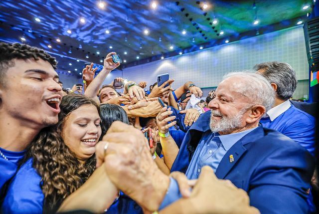 Lula cumprimentoa eleitorado jovem no Ceará - Foto: Ricardo Stuckert.jpg