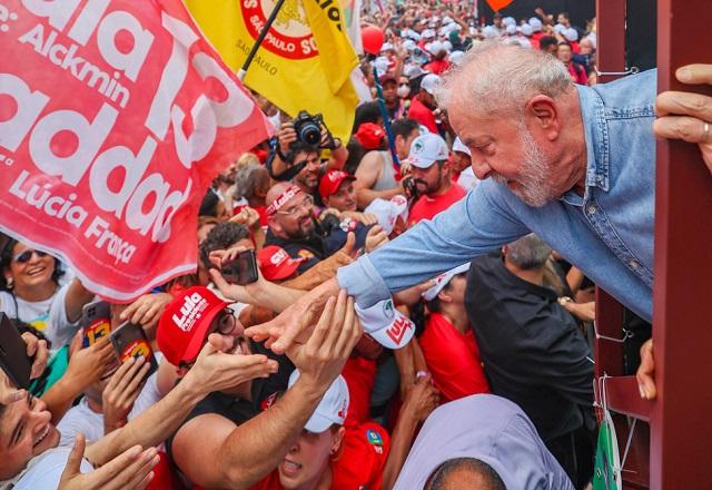 Lula cumprimenta apoiadores (Ricardo Stuckert)