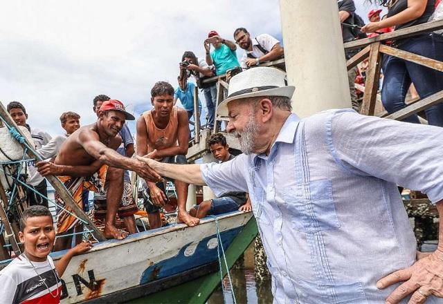 Lula cumprimenta homem (Ricardo Stuckert)