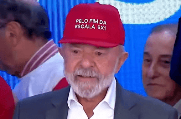 Lula aparece de boné com slogan em defesa do fim "fim da escala 6X1" | Reprodução