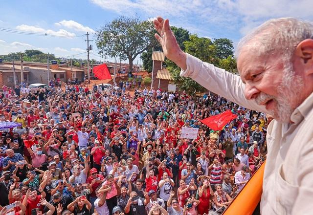 Lula discursa acena para inúmeras pessoas que o acompanham na Vila Soma (Ricardo Stuckert)