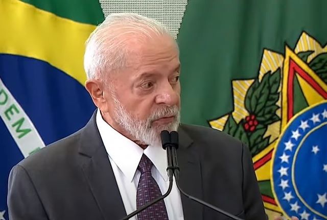 Lula discursa em evento com catadores no Palácio do Planalto - Reprodução.jpg