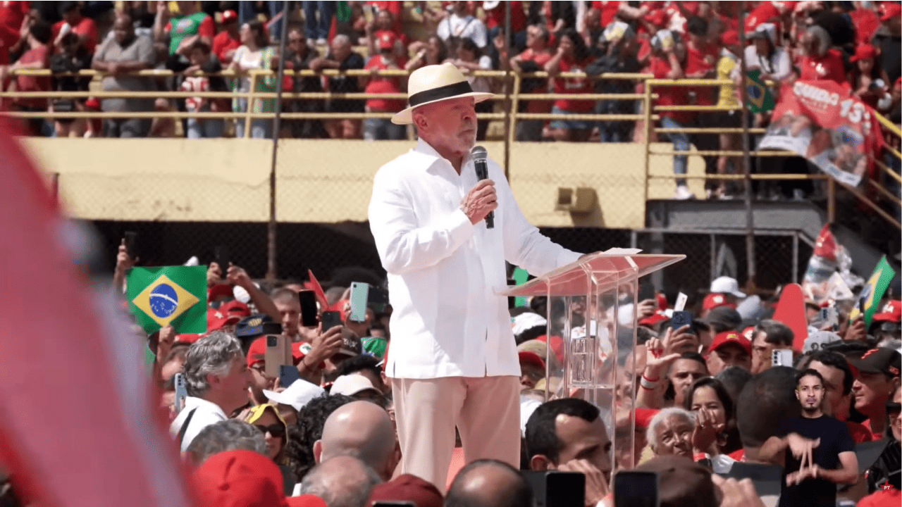 Com estádio cheio, Janja canta, Lula cita Deus e rebate EUA