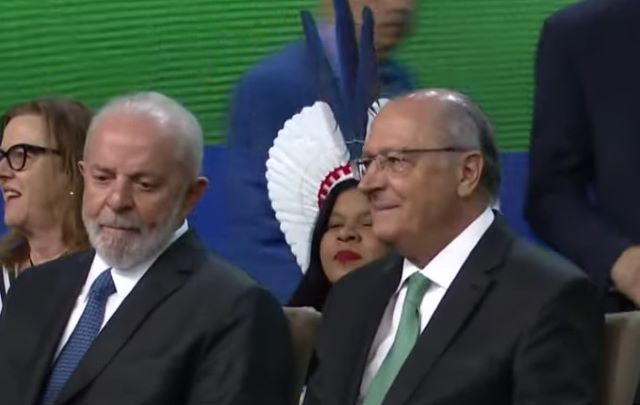 Lula e Alckmin durante evento da XXV Marcha dos Prefeitos em Brasília | Reprodução