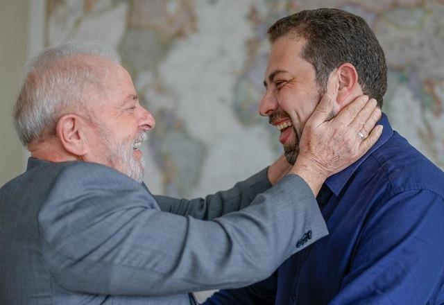 Lula e Guilherme Boulos sorriem um para o outro (Ricardo Stuckert)
