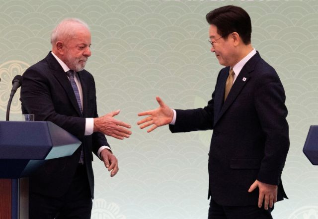 O presidente brasileiro Luiz Inácio Lula da Silva e o presidente sul-coreano Lee Jae Myung | Foto: JEON HEON-KYUN/Pool via REUTERS