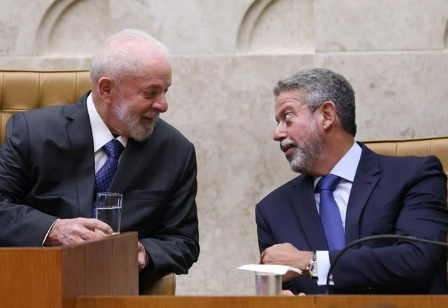 Lula conversando com Arthur Lira, na posse de Flávio Dino como ministro do STF (Marina Ramos/Câmara dos Deputados)