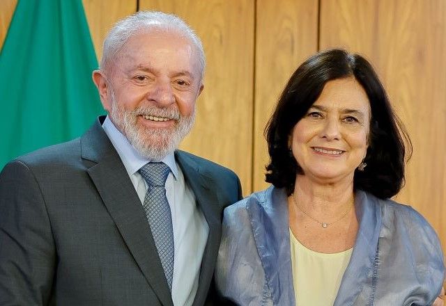Lula e a ministra da Saúde, Nísia Trindade, que fica no cargo até março | Divulgação/Ricardo Stuckert/PR