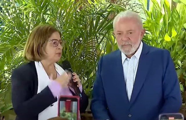 Lula e ministra Cida Gonçalves no Restaurante da Tia Zélia