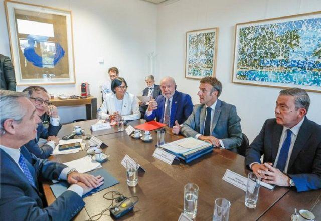 Lula e outros chefes de Estado durante reunião à margem da Cúpula CELAC-União Europeia