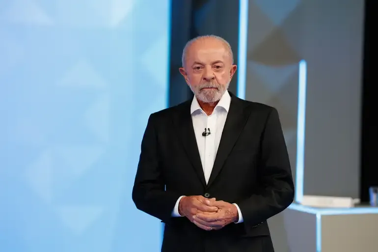 Lula diz que Flávio é miliciano e senador rebate 