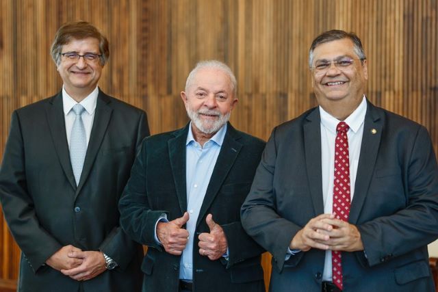 Lula entre Paulo Gonet e Flávio Dino -Foto: Ricardo Stuckert/PR