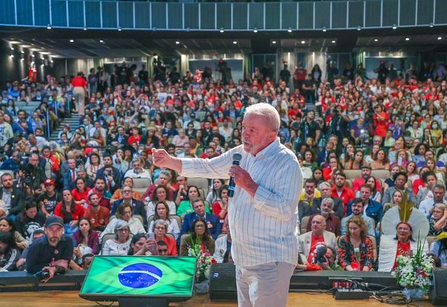 Lula gesticula enquanto fala ao microfone em ato na PUC-SP (Ricardo Stuckert)