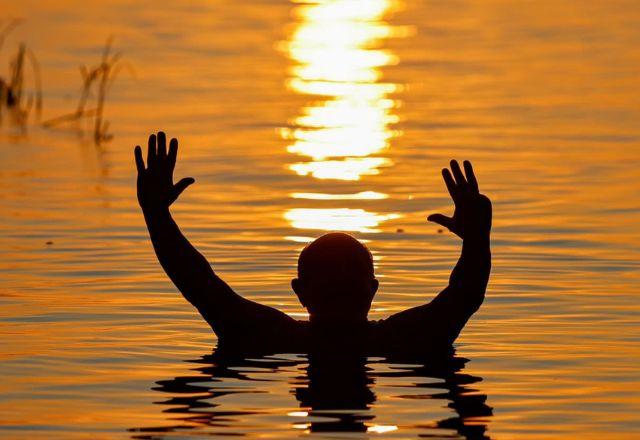 Lula mergulhando no rio Tapajós, durante o pôr do sol