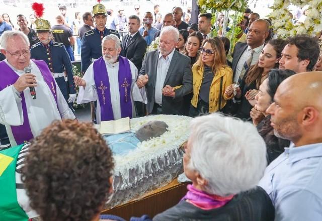 Lula participa do velório de Pelé, em Santos